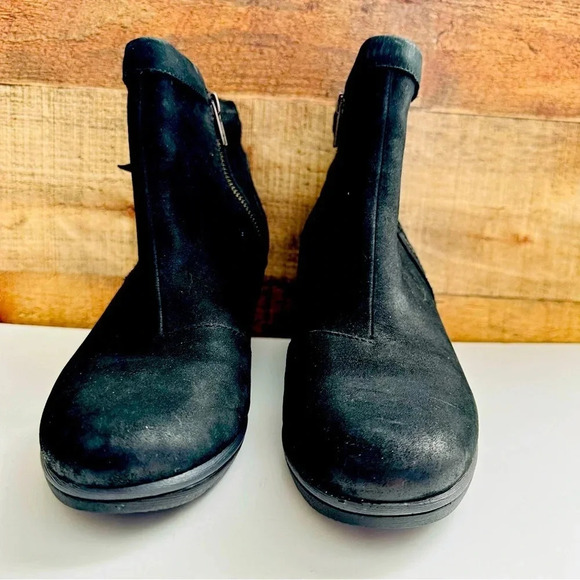 Earth Black Cardinal Suede Wedge Booties - Picture 5 of 8